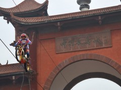 “亚洲车神”陈双全成功穿越亚洲长寿牌坊