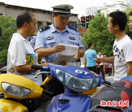 宜昌西陵交警重拳整治违章摩托车