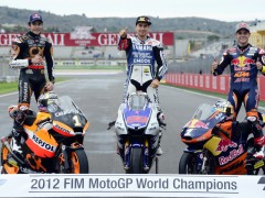 2012 FIM moto2冠军Marc MARQUEZ(左)、motogp冠军洛伦佐(Jorge Lorenzo)和moto3冠军Sandro CORTESE(右)合影
