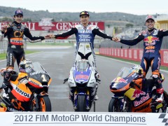 2012 FIM moto2冠军Marc MARQUEZ(左)、motogp冠军洛伦佐(Jorge Lorenzo)和moto3冠军Sandro CORTESE(右)合影