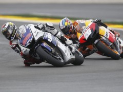 洛伦佐(Jorge Lorenzo)赛中领跑佩德罗萨(Dani Pedrosa)