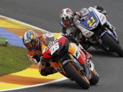 佩德罗萨(Dani Pedrosa)领跑中须贺(Katsuyuki Nakasuga)