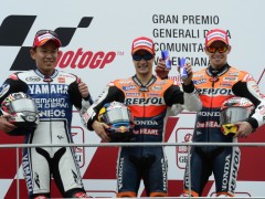 中须贺(Katsuyuki Nakasuga)，佩德罗萨(Dani Pedrosa)和斯通纳(Casey Stoner)出席颁奖仪式