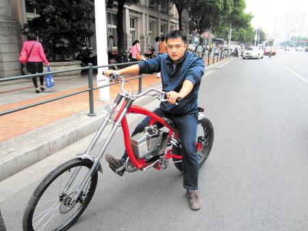 不过他的车既不是什么豪华跑车,也不是什么古董 摩托,只是一辆自行车.