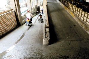 6月18日，禅城山紫市场，一男子骑着摩托车从后面的斜道滑行而下。