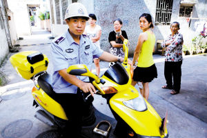 7月10日，禅城环市派出所治安人员刘冬平骑着摩托车在辖区巡逻。住户们对他和他的摩托车已经习惯，却对记者拍摄记录这样一个场景而诧异。