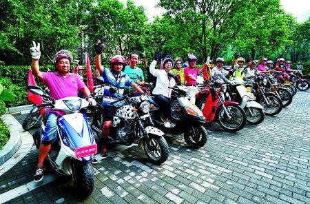 重庆老年摩托车队6年骑行到过海南漠河敦煌。