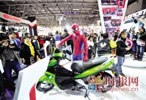 摩托车博览会上,一位扮成蜘蛛侠的模特引来市民的围观拍照