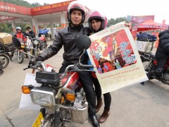 覃壮新40岁，易莲38岁。夫妻俩在广东佛山顺德龙江镇一个家具厂打工，每人每月三千元左右。在外打工有十几年时间，两个小孩在家上学，家住广西平南县上渡镇柘畲村，每年春运都骑摩托车回家。2月13日早上五点半钟骑摩托车出发返乡，11点多钟到达广西梧州东出口，约在下午两点多钟可以回到家中。