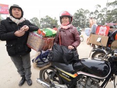 梁瑞泉36岁，陆惠莲34岁。夫妻俩在广东中山市小榄镇打工，梁瑞泉在一家五金厂，每个月收入4000元；陆惠莲在一家锁厂打工，两三千元一个月。两个孩子在家中上学，连续四年都骑摩托车回家过年。家住广西桂平市西山镇福山村。2月13日早上4点半钟骑摩托车出发，上午11点多钟到达广西梧州东出口，下午三四点钟可以到家。外出打工有十四五年的时间。