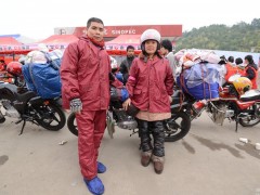 谢天灵39岁，黄健40岁。夫妻俩在广东中山市小榄镇的一家电子厂打工，每人每月收入三千多元，在外打工10多年时间。家住南宁市宾阳县邹圩镇洪岭村。三个孩子在家上学，这几年都是骑摩托车回家，2月13日上午4点钟骑摩托车出发返乡，上午10点多钟到达梧州东出口，下午四五点钟可以到家。