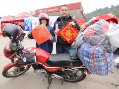 蔡兆明38岁，黎小华39岁。夫妻俩在广东佛山顺德容桂镇打工，蔡兆明进的是一家五金厂，每月收入三四千元；黎小华在一家麻将厂打工，每个月收入有四五千元。在外打工20多年时间，连续几年都是骑摩托车回家，有两个孩子，一个在家上学，一个在外打工。家住广西桂平市江口镇三布村。2月13日早上4点钟骑摩托车返乡过年，上午11点左右到达广西梧州东出口，大约在下午钟左右到家。