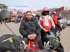 李仕强，今年46岁，杨周兰42岁。夫妇二人在广东佛山市打散工，李仕强每个月有两千多元的收入，杨周兰每月收入一千多元。家住广西贵港市覃塘区黄炼镇。2月12日早上六点多钟从佛山骑摩托车返乡回家过年，上午11点多钟到达广西梧州东出口，大约下午5点钟左右到家。