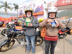 邱禄飞42岁，余桂华35岁，夫妻二人现在同在广东中山市小榄镇一个塑料加工厂打工，每人每月的收入均在4千多元。家住广西平南县大鹏镇农福村。2月12日早上5点多钟骑摩托车出发回家过年，11点多钟到达梧州东出口，约在下午4点多钟到达家中。