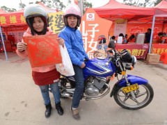 梁庆东30岁，陆夏妹25岁。夫妇俩在广东中山市小榄镇打工，梁庆东在建筑工地上打工，每月收入四千元左右，陆夏妹在一家电器厂打工，每月收入两千多元。在外打工九年时间，两个小孩在家，快要上学了。家住广西桂平市下湾镇新庄村。夫妻俩从2月13日早上5点多钟骑摩托车出发返回家，上午11点多钟到广西梧州东出口，下午就可以到家了。