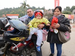 邓昌才41岁，江爱建36岁，现在夫妻俩在广东江门市做小本生意----卖菜，每个月有五六千元纯收入。江爱建主要是带孩子。夫妇俩共有三个孩子，两个孩子在家上学。夫妻俩在外面打工有20多年时间。家住广西藤县象棋镇同乐村。2月13日早上5点多钟，夫妻俩带着两岁的儿子一起骑摩托车出发，上午10点多钟到达广西梧州东出口，下午一两点钟可以到家。