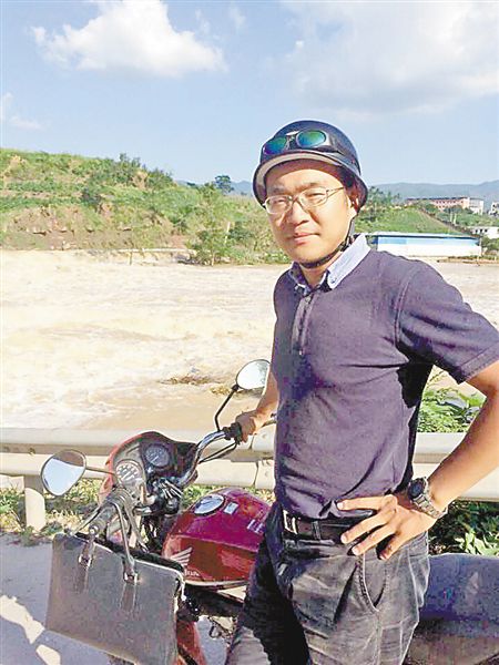 2014年“9·13”洪灾期间,张昭源骑着摩托车前往灾区。