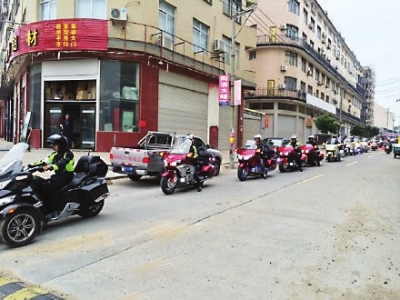 上百部重型摩托车开道（网友供图）