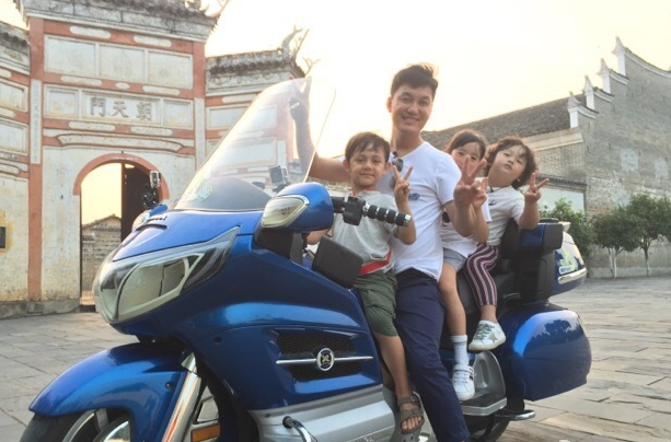 李锐骑摩托车载仨萌娃：诺一夏天卖萌 轩轩傲娇