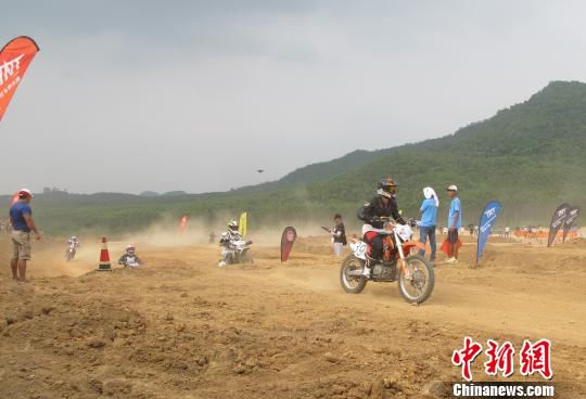 全国各地近400名摩托车手汇聚海南白沙“秀”车技