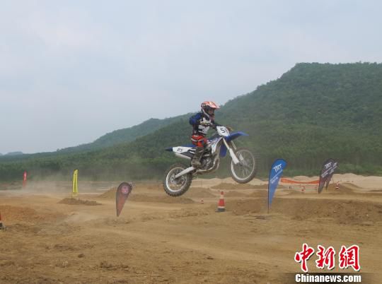 全国各地近400名摩托车手汇聚海南白沙“秀”车技
