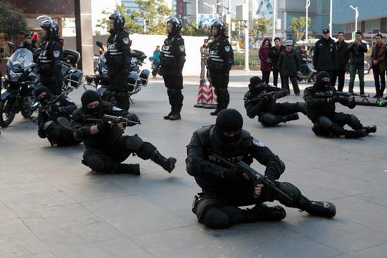 除了常规武器警械外,特战队员新装备了一把10毫米防暴转轮手枪和一面防护臂盾。前者使用新型防暴弹药,可使被命中目标强烈疼痛,使其迅速失去战斗力。
2015年10月,为加强辖区武装处突网络专业性建设,提升社会面整体应急处置突发事件的能力,杨浦警方组建了以摩托车为交通工具的特战分队。根据杨浦区实际情况和岗位需求,每一位特战分队民警都进行了街面盘查、摩托驾驶、擒拿控制以及各类模拟警情处置的全面培训和强化。除配备警用摩托车外,每名特战队员还配备了多种武器警械装备。