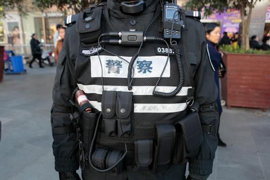 杨浦警方表示,摩托特战分队是构建杨浦立体化社会治安防控体系的重要组成部分,投放街面后,将直接受公安指挥中心调度,以每4名特战队员为一个基本巡逻和作战单元,主要围绕五角场、鞍山商圈,复旦、同济等高校,以及辖区三甲医院等人流密集区域,开展叠加巡逻和设卡盘查,加大对可疑车辆、人员、物品的发现、盘查力度,屯兵街面、动中备勤,确保一旦发生突发案事件能够快速反应、及时处置。
