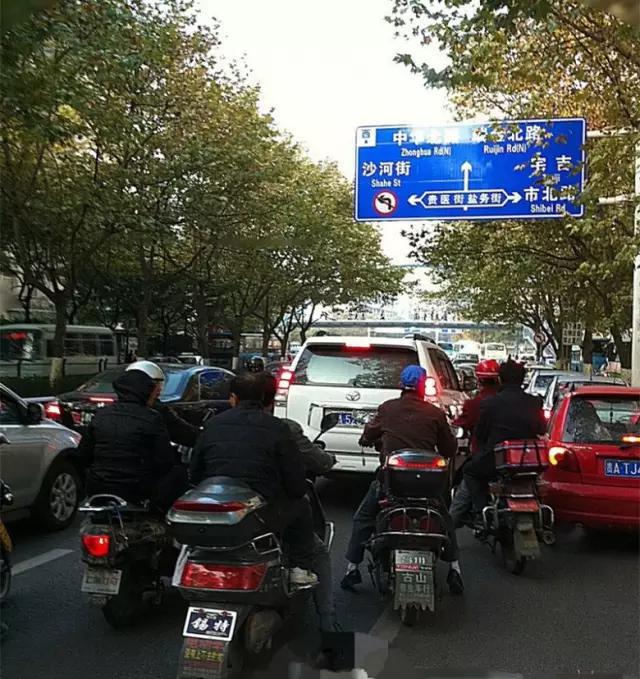 贵阳满街都是的摩托车，到底该如何处理？