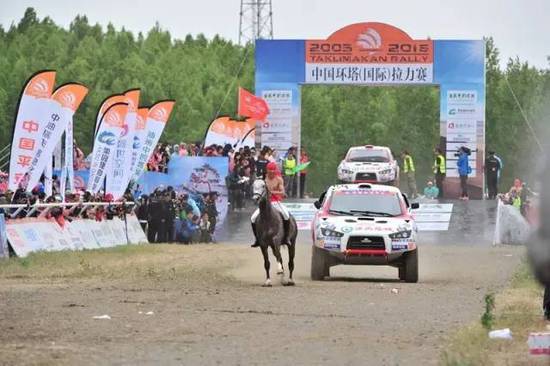 由新疆野马集团有限公司从300多匹汗血宝马中选出的10位佼佼者参与2016环塔开幕发车仪式