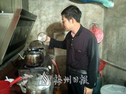为更好地服务摩托大军，杨志新买了10多个煮水壶。