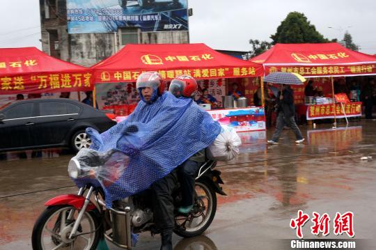 摩托车大军寒风中返乡 桂湘粤三地交警联动护航(图)