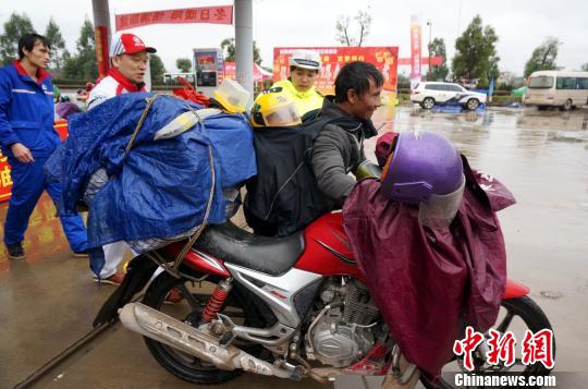 摩托车大军寒风中返乡 桂湘粤三地交警联动护航(图)