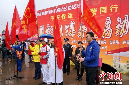 摩托车大军寒风中返乡 桂湘粤三地交警联动护航(图)