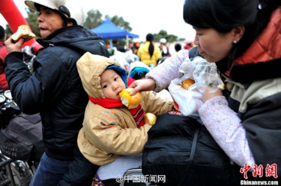 骑摩托返乡民工：省一百是一百 给孩子买衣服