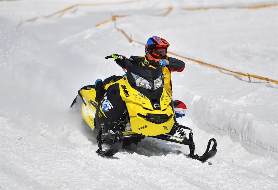 （体育）（3）吉林长白山举行雪地摩托车赛