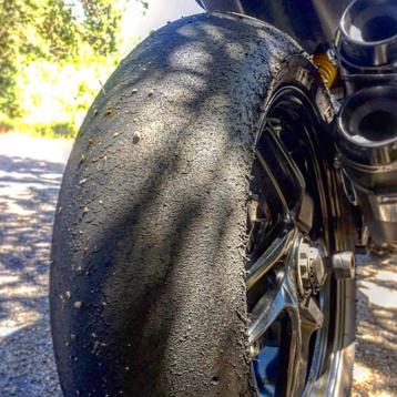 曼岛TT摩托车比赛跑完轮胎是啥样？