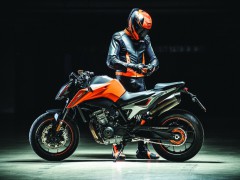 KTM 的全新高性能街车 2018' Duke 790