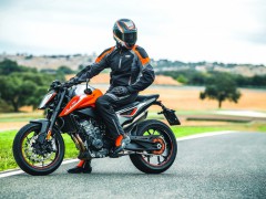 KTM 的全新高性能街车 2018' Duke 790