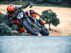 KTM 的全新高性能街车 2018' Duke 790