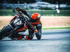 KTM 的全新高性能街车 2018' Duke 790
