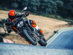 KTM 的全新高性能街车 2018' Duke 790