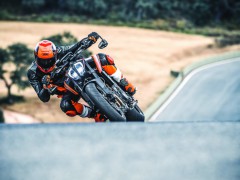 KTM 的全新高性能街车 2018' Duke 790