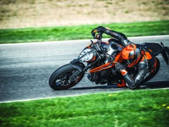 KTM 的全新高性能街车 2018' Duke 790