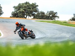 KTM 的全新高性能街车 2018' Duke 790