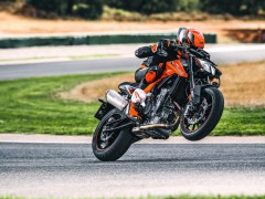 KTM 的全新高性能街车 2018' Duke 790