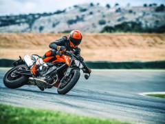 KTM 的全新高性能街车 2018' Duke 790