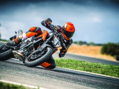 KTM 的全新高性能街车 2018' Duke 790