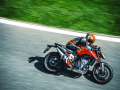 KTM 的全新高性能街车 2018' Duke 790