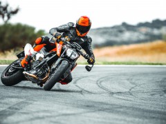 KTM 的全新高性能街车 2018' Duke 790