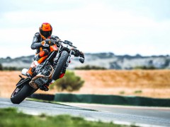 KTM 的全新高性能街车 2018' Duke 790